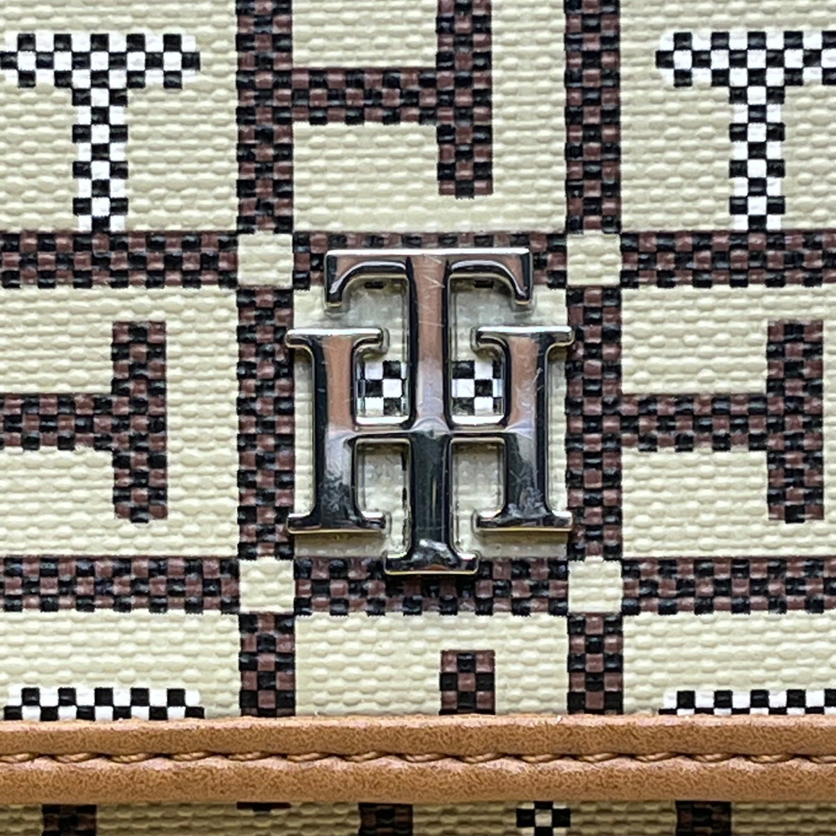 Tommy Hilfiger Womens Brown Beige Signature Canvas Snap Closure Clutch Wallet