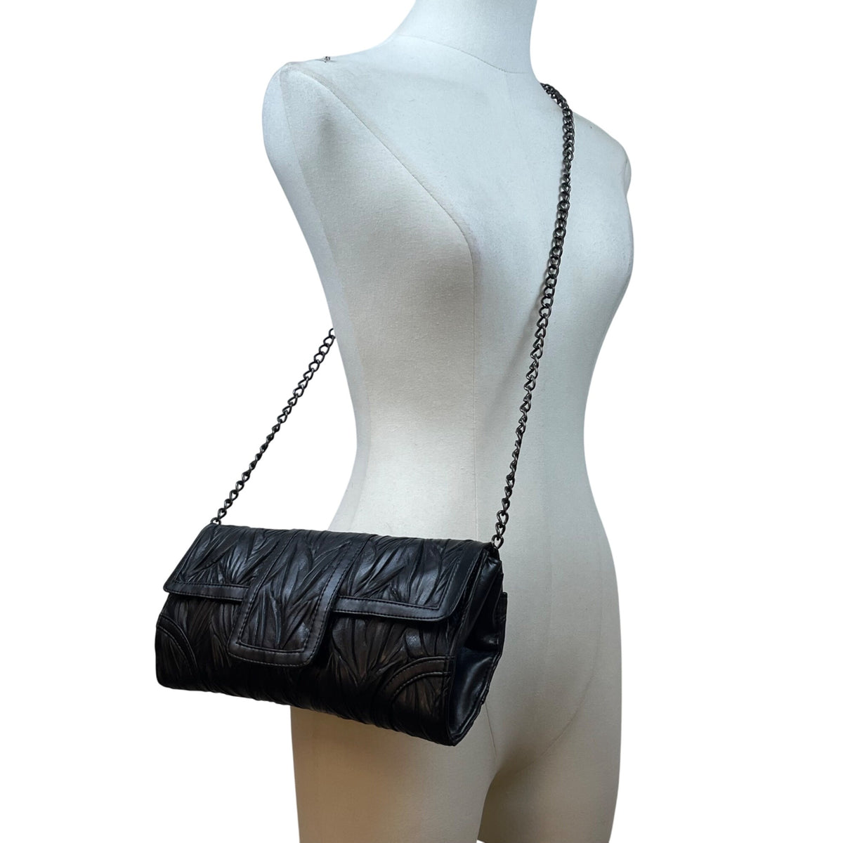 Jessica McClintock Women’s Black Textured Design Chain Strap Evening Clutch Bag