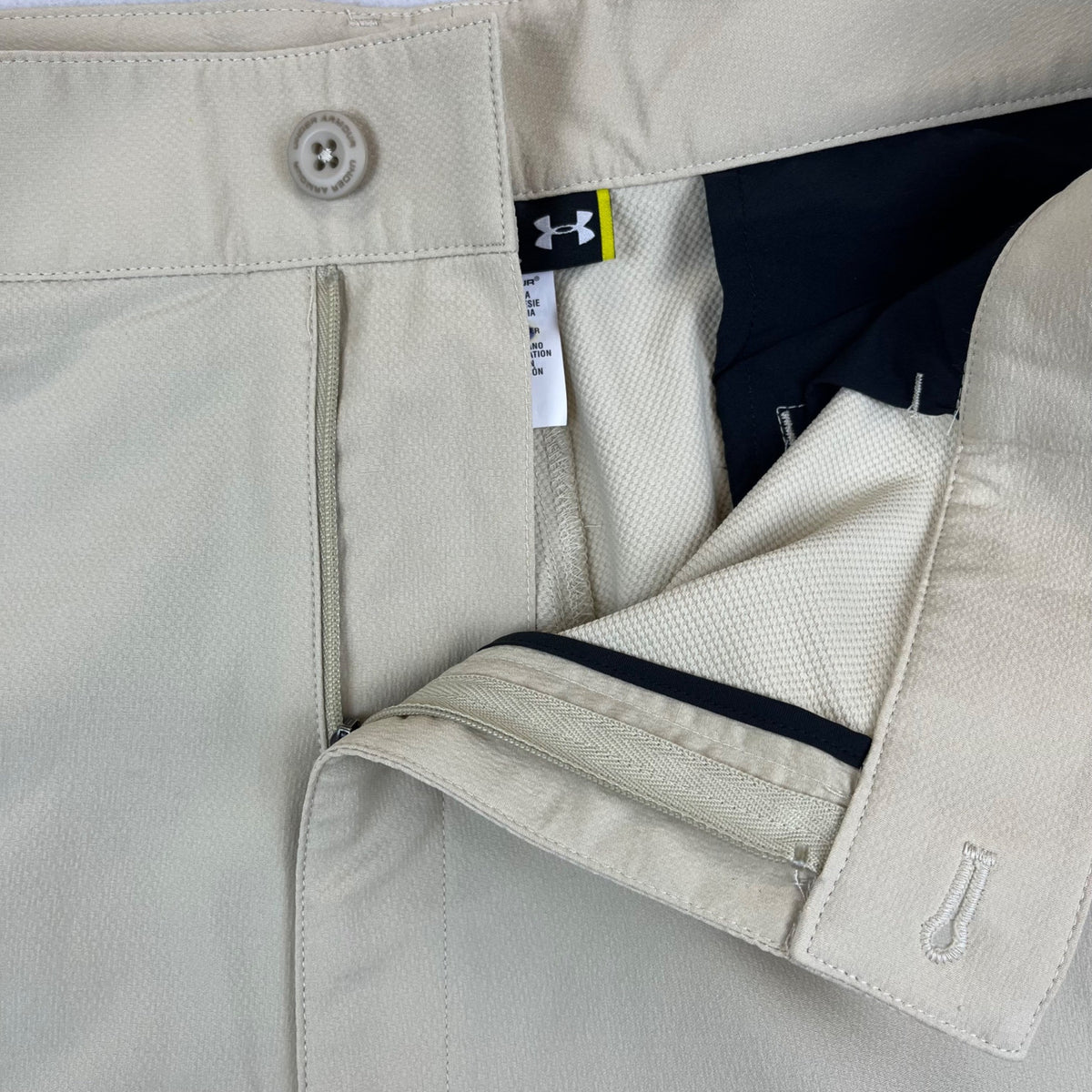 Under Armour Mens Beige Flat Front Golf Pants Lightweight Size 44 - New
