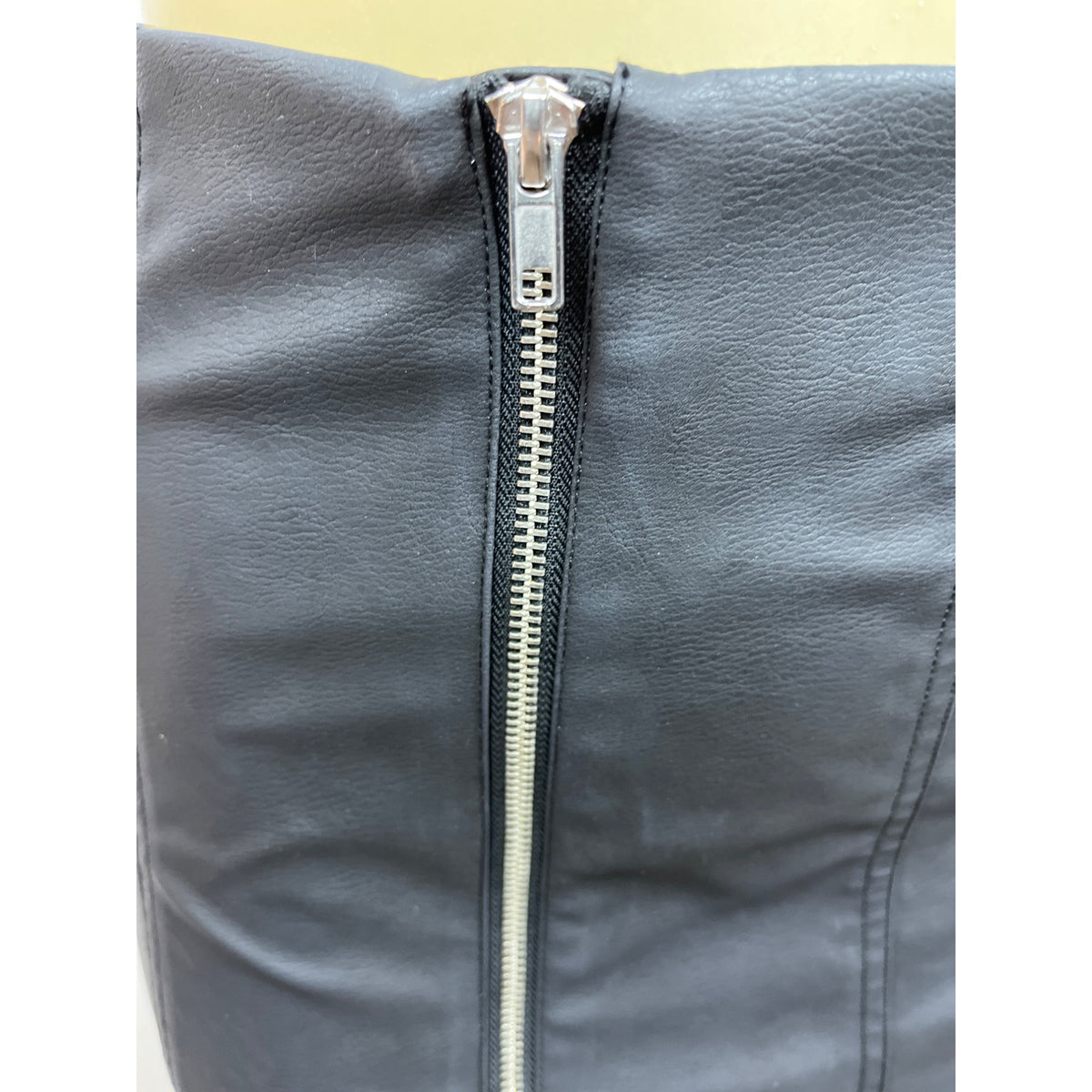 DIVIDED Women 's Black Faux Leather Zip Up Mini Skirt Size 2