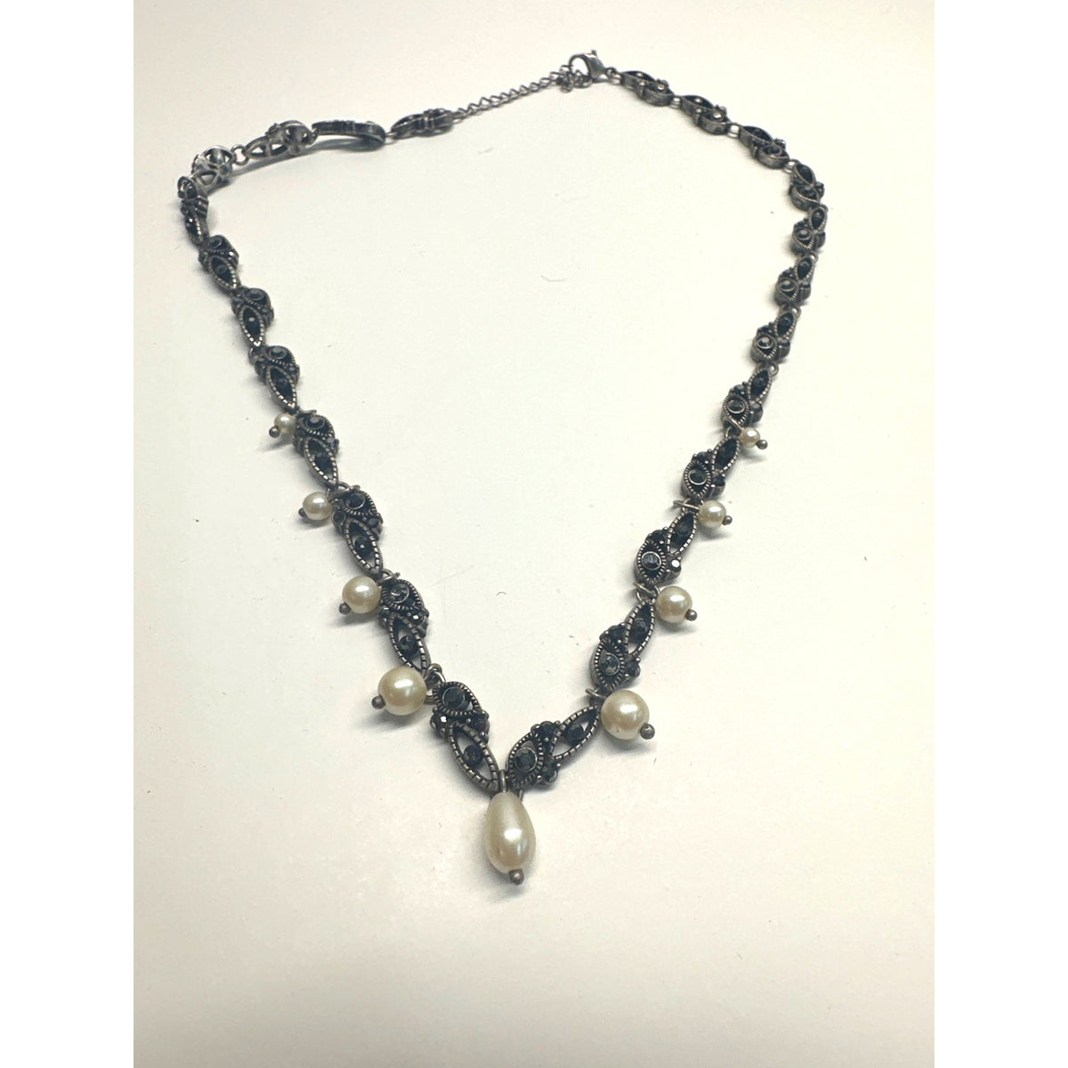 Vtg Victorian Silver Tone Necklace with Faux Pearls and Black Rhinestones 16in
