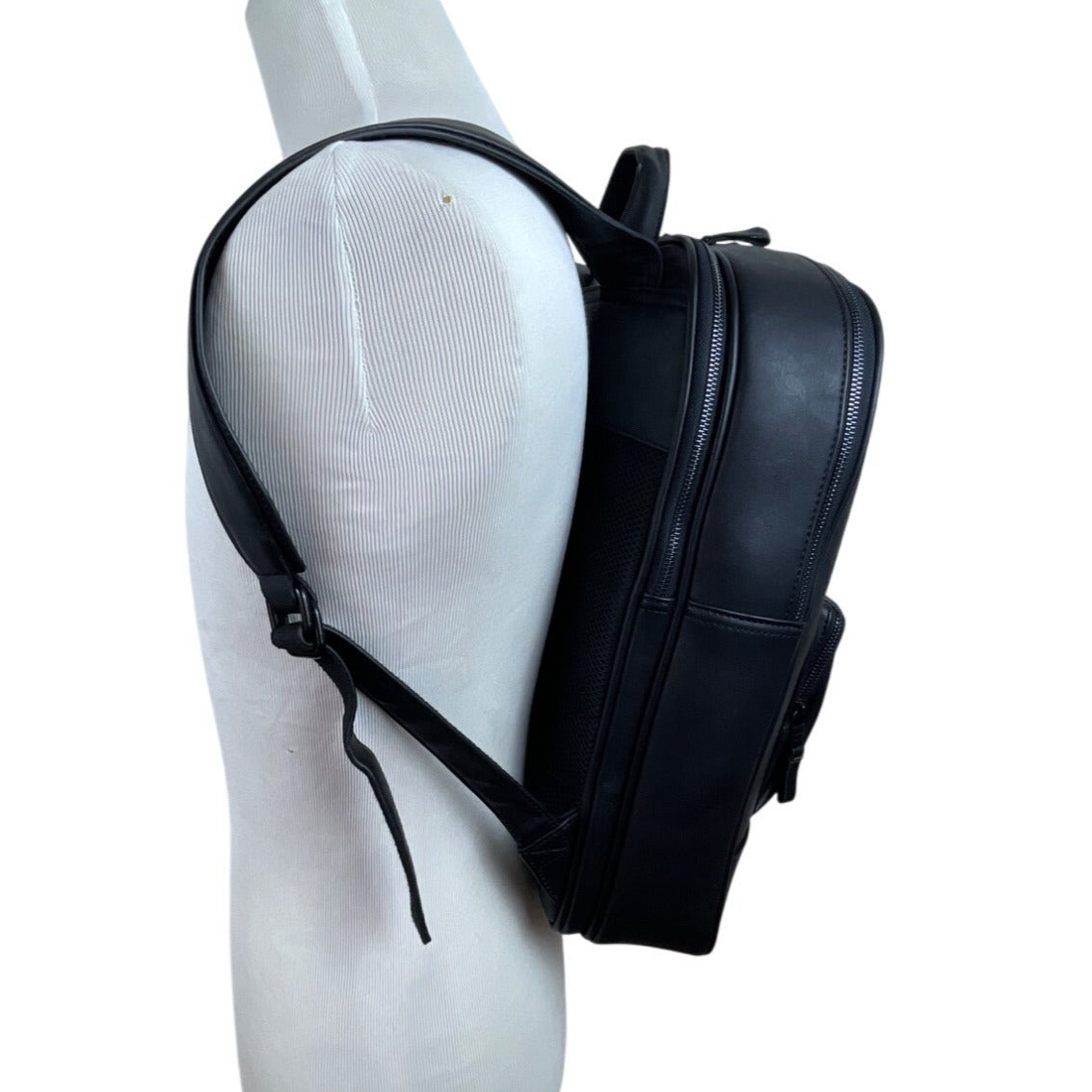 Qualtrics Black Waterproof Front Pocket & Adjustable Straps Travel Backpack Sz L