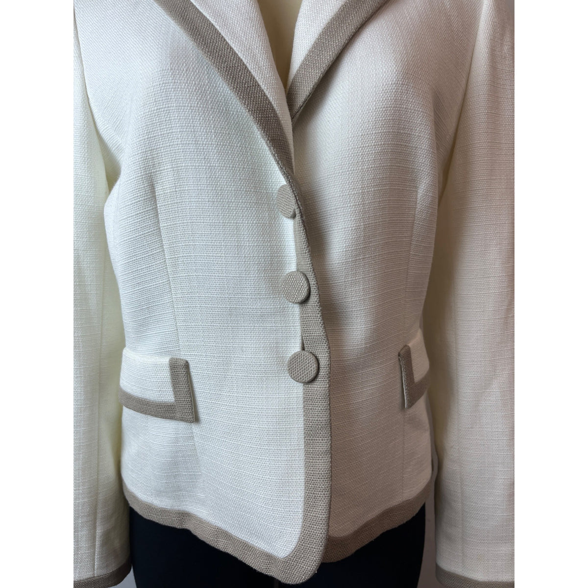 Tahari Women's White Women's Ivory ith Beige Border and ButtonsTweed Blazer Sz 8